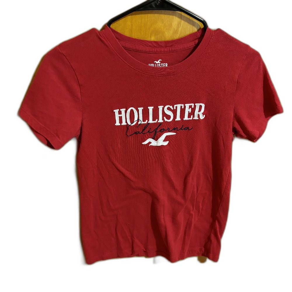 Hollister Embroidered Red‎ Small t-shirt